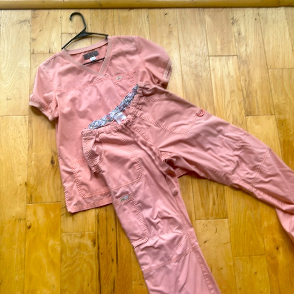 Koi scrub set. Peach Sz M top, Sz S bottom